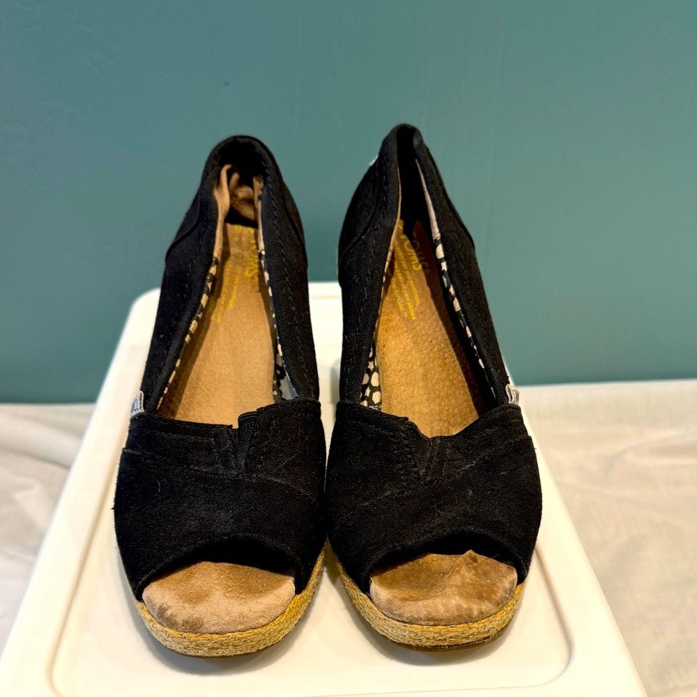 TOMS Black Wedges Sz 6